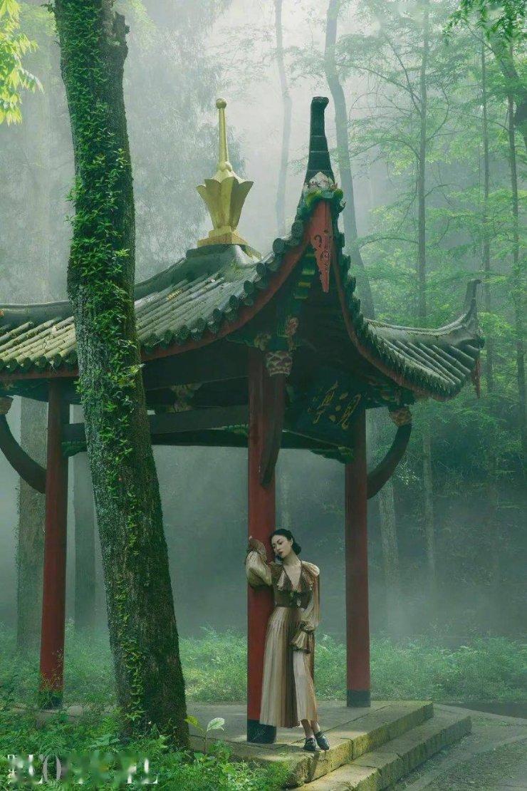 得益于公益救助项目19岁斜视男孩成功手术