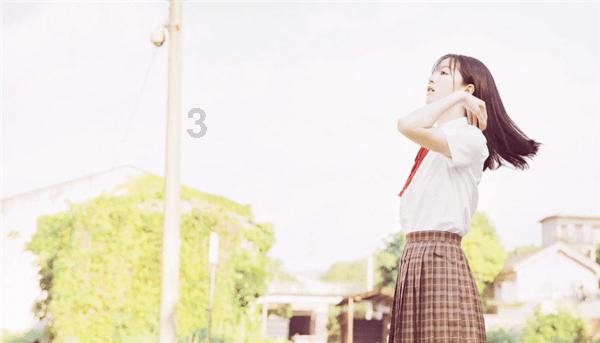浇花的漂亮女孩