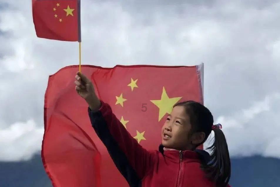 熊孩子取号机前任性取十几张号，妈妈一招化任性为家教，被狂赞！