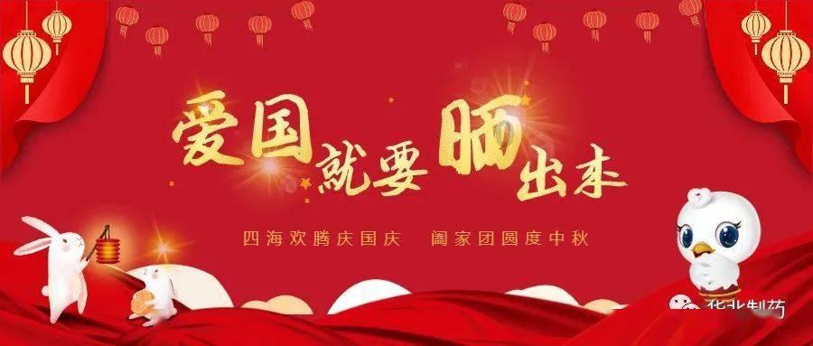 陈都灵黄白珍珠裙造型温柔明媚 与黄玫瑰合影好美
