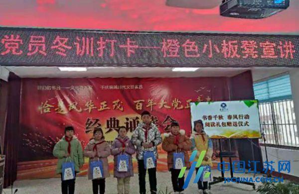冒着风雪，湖南省政协委员向大会报到