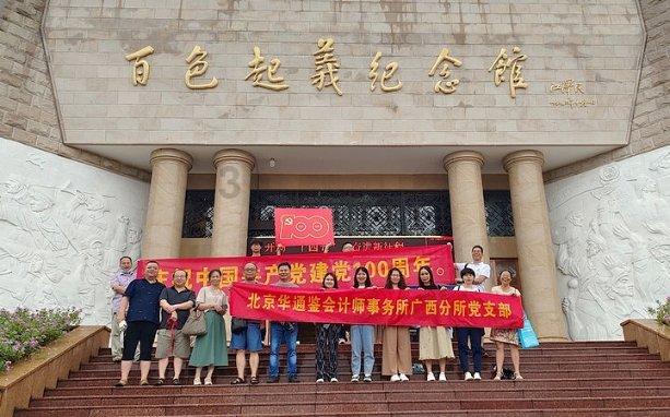美女审美都是惊人的相似啊!张婧仪这蓝色针织帽+围巾,简直初恋氛围感拉满