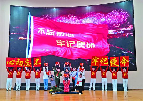 苗歌飞、苗绣美,湘西味的“村晚”好韵味
