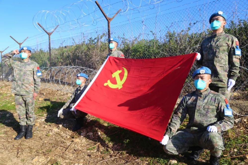 老人卖气球迷路,民警“收款二维码”助其回家