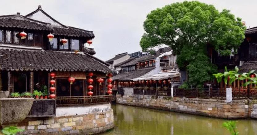 年轻人和董明珠下棋
