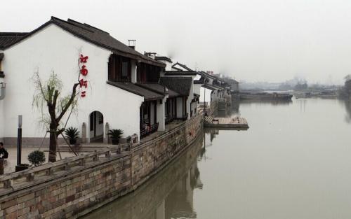 钟丽缇带着两个女儿现身机场，本人身穿3万块的上衣，她的女儿颜值如何？游戏画面