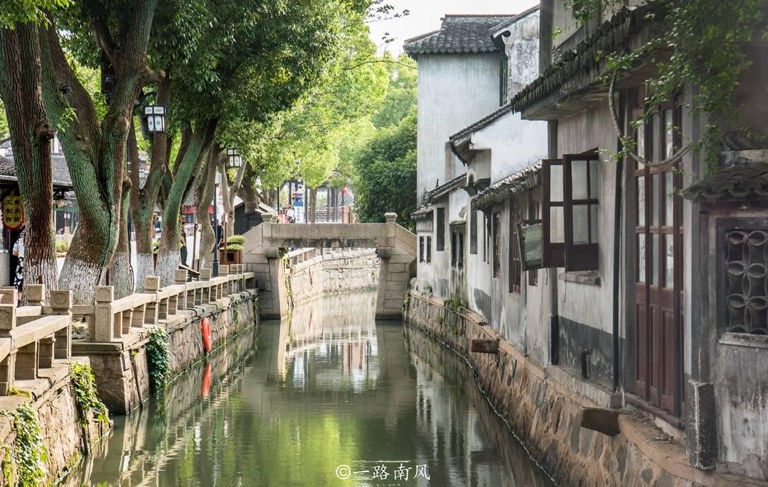 美国29岁男子朝中国女子泼化学液体,已落网!被控谋杀未遂